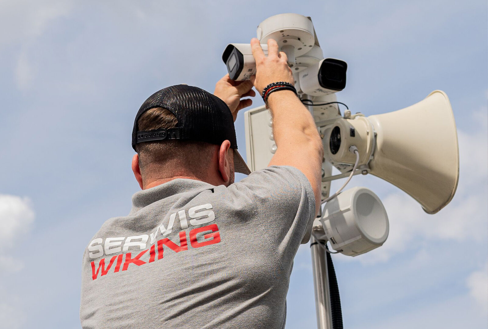 Kamera monitoringu CCTV na elewacji budynku